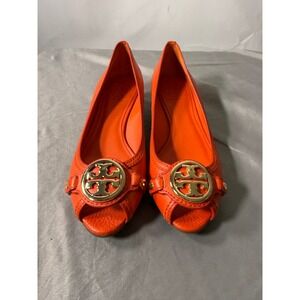 Tory Burch Sally Peep Toe Wedge Pumps Orange Pebbled Leather Gold Logo 7M
